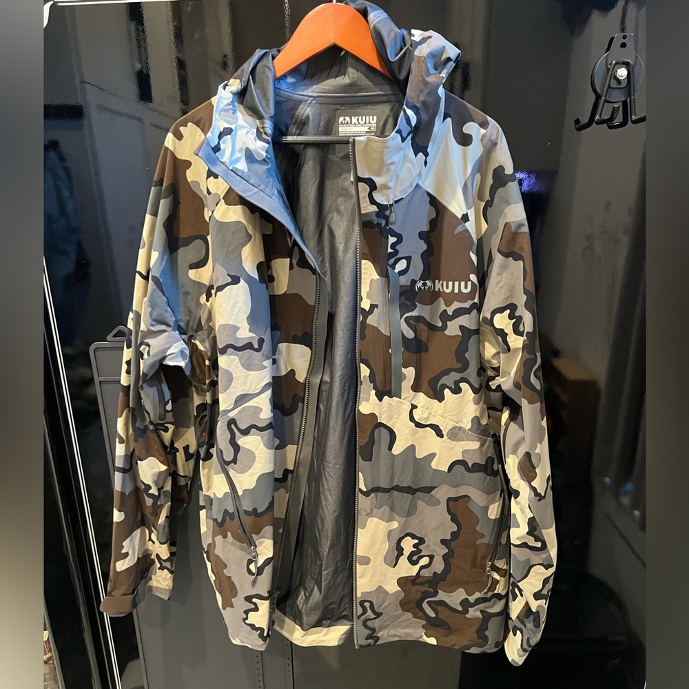 Kuiu 3XL Chugach TR rain coat. Vias.